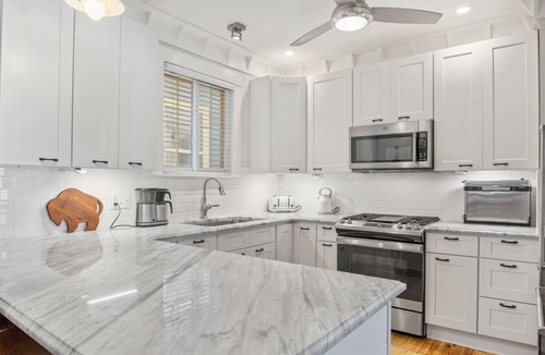 Buffalo House | Luxury 2 Bedroom 1.5 Bath Town Home/Walk to Elmwood/Garage/EV Charger/AC