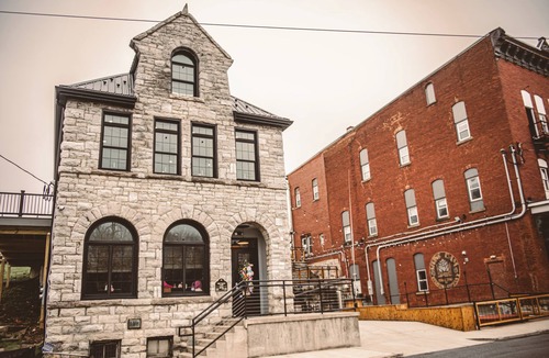 Roaring Spring Apartment | Luxury 2-bedroom Guesthouse near the beautiful Spring Dam in Roaring Spring