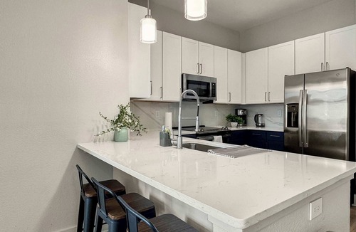 Deep Ellum Apartment | Luxury 2BD in Deep Ellum w/Pool Gym Parking