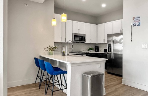 Deep Ellum Apartment | Luxury 2BD in Deep Ellum w/Pool Gym Parking