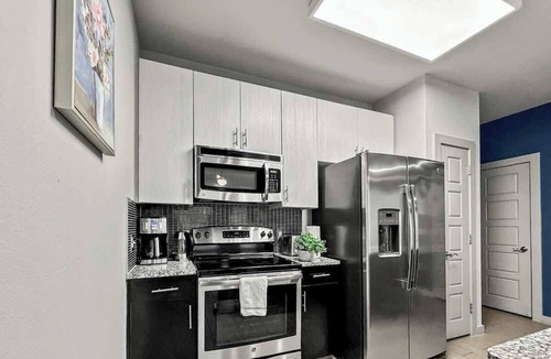 Uptown Apartment | Luxury 2BD | Uptown | Sleeps 8 | Parking