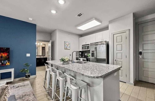 Uptown Apartment | Luxury 2BD | Uptown | Sleeps 8 | Parking