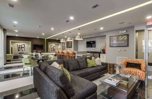 Uptown Apartment | Luxury 2BD | Uptown | Sleeps 8 | Parking