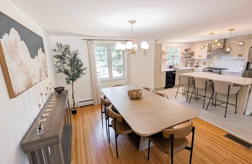 Williamsville House | Luxury 4-bedroom house with AC/Heat in Buffalo