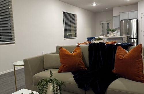 Santa Fe House | Luxury 5-Star New Home: 4 King BRs & Electric Fire - 15 Min to Airport & Plaza