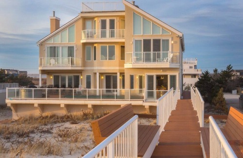 West Hampton Dunes House | LUXURY 8 BDRM OCEANFRONT HOUSE W/POOL, JACUZZI & HOT TUB FACING THE OCEAN!