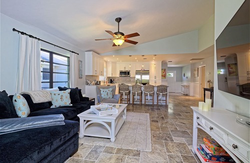 Naples Park House | Luxury Beach Cottage -Naples (new heated pool and hot tub) short walk to Beach