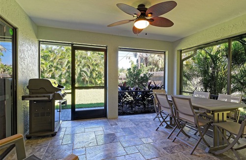 Naples Park House | Luxury Beach Cottage -Naples (new heated pool and hot tub) short walk to Beach