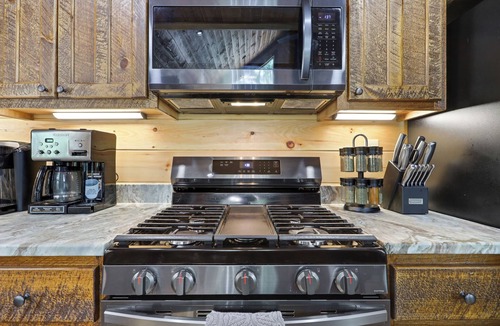 Mineral Bluff Cabin | Luxury Cabin Getaway | Sauna | Game Room & Hot Tub