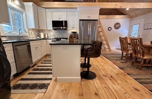 Lake Luzerne Cabin | Luxury Cabin Sleeps 4 to 7 - mins to Lake George