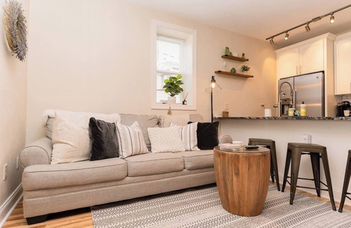 North Oakland Apartment | Luxury King Suite Near Shadyside Hospital