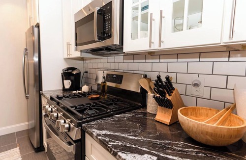 North Oakland Apartment | Luxury King Suite Near Shadyside Hospital