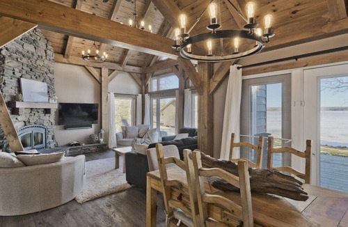 Caddy Lake Cottage | LUXURY LAKEFRONT COTTAGE