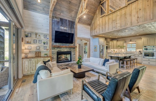 Blue Ridge Cabin | Luxury Living and Premier Fishing on Toccoa River! Hot Tub!