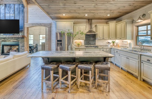 Blue Ridge Cabin | Luxury Living and Premier Fishing on Toccoa River! Hot Tub!