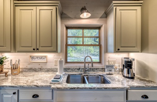 Blue Ridge Cabin | Luxury Living and Premier Fishing on Toccoa River! Hot Tub!