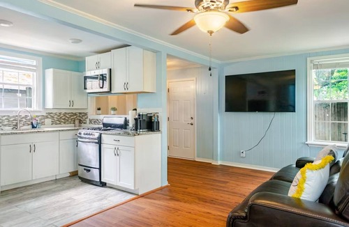 Broadmoor Apartment | Luxury Loft w XL Shower. Cozy Condo with Private Courtyard/Dog Run & Laundry