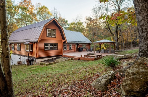 Frazeysburg Cabin | Luxury,Log Cabin 65ac. of private forest, trails,sauna,hot-tub. Baughman Park.