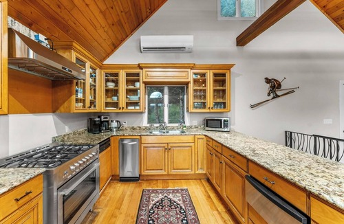 Ellicottville Cabin | Luxury Log Chalet w/Hot Tub, Games Room & Hill Views ⛰️ - Close to Town!