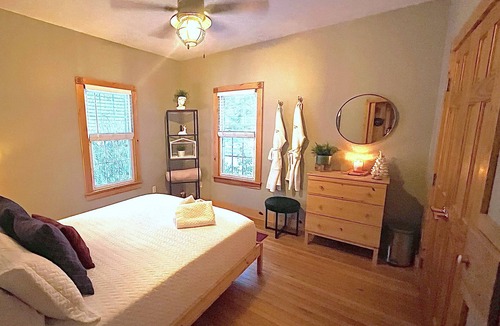 Irving Cabin | Luxury Oasis w/ hot tub, fire pit & beach access!