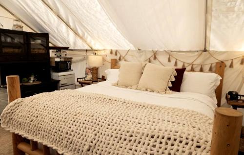 Honey Grove Other | Luxury Safari Tent with Outdoor Clawfoot Tub and Firepit, Near Honey Grove, Texas