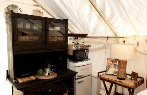 Honey Grove Other | Luxury Safari Tent with Outdoor Clawfoot Tub and Firepit, Near Honey Grove, Texas