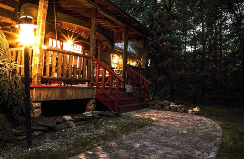 Burton Cabin | Ma & Pa's "Wild at Heart" Cabin Outdoor Bath Trail Firepit Parks & Wineries
