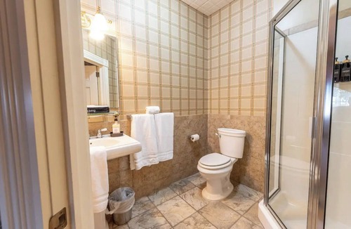 Geneseo Bed & Breakfast | MacVittie Room - Big Tree Inn