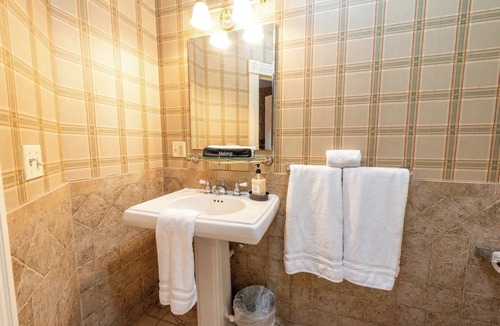 Geneseo Bed & Breakfast | MacVittie Room - Big Tree Inn