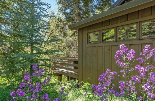 Sundance Cottage | Mandan Upper 1 bedroom Cottage, Wood Burning Fireplace, 4 min walk to Resort