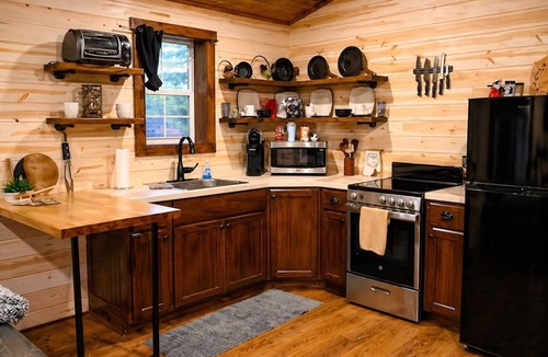 Marienville Cabin | Maple Villa ·Brand New Jacuzzi · Axe Range · Pet- Friendly near Cook Forest
