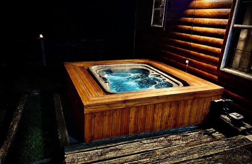 Marienville Cabin | Maple Villa ·Brand New Jacuzzi · Axe Range · Pet- Friendly near Cook Forest