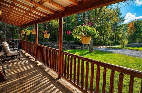 Marienville Cabin | Maple Villa ·Brand New Jacuzzi · Axe Range · Pet- Friendly near Cook Forest