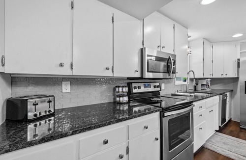 Grove House | Marina Breeze: Lake View > Central To Grove & Grand