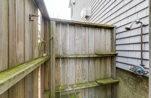 Green Harbor-Cedar Crest Cottage | Marshfield Home w/4 Decks & Private Beach Access!
