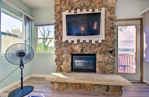 Lake Ozark Apartment | Marvelous Lakefront Condo with Deck and Grill!