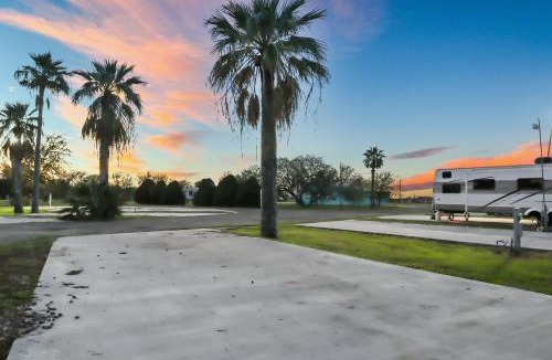 Mathis Hotel | Mathis Motor Inn and RV Park