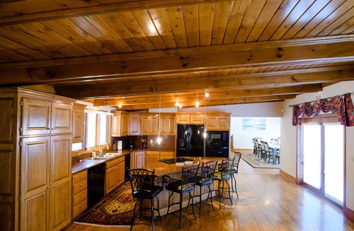 Roach House | MAY 31-JUNE 6 DISCOUNTED! CALM WATERS, BEAUTIFUL VIEWS -LARGE GROUPS!