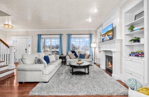 Herriman House | Mega Hot Tub - Fire Pit - Play Room - Sleeps 12