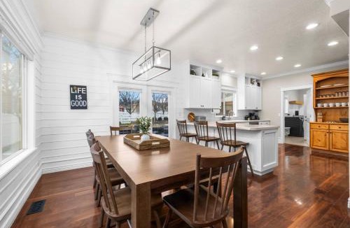Herriman House | Mega Hot Tub - Fire Pit - Play Room - Sleeps 12