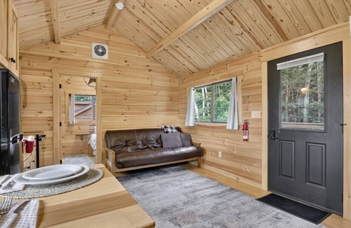 Middlebury Center Cabin | Middlebury Center Cabin w Pond, Deck & Grill!