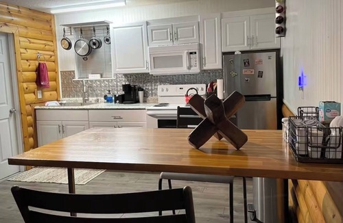 Joplin House | Mike & Angie’s Private Cozy fully furnished Guest House. Free TV & WiFi.