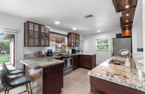 Poinsettia Heights House | Minutes to beaches and downtown- 3 bed house- coastal tropical living