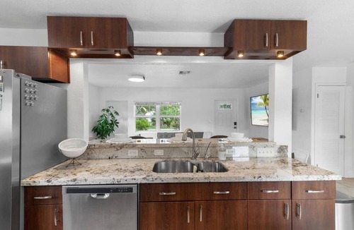 Poinsettia Heights House | Minutes to beaches and downtown- 3 bed house- coastal tropical living