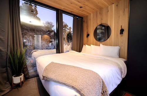 Orderville Cabin | Mirror Tiny House with Equipped Interior and Fire Pit in Orderville, Utah