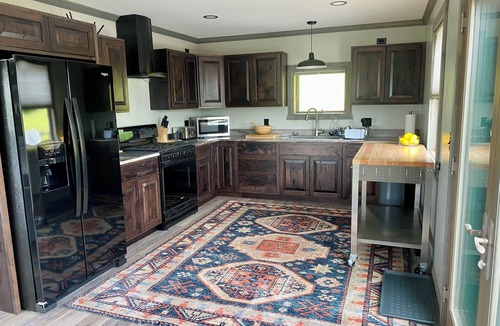 Climax Cottage | Modern 1 bedroom Guest House with sweeping views of the Redbank Creek and Valley