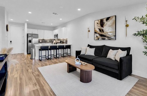 Oak Lawn Apartment | Modern 1BR/1BA OakLawn – Near Uptown & Medical District W/Free Parking + EV