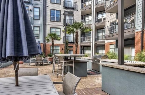 Deep Ellum Apartment | Modern 1BR CozySuites w/pool, gym, parking #04