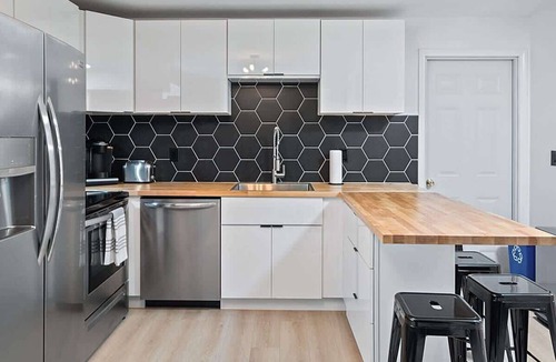 South Hill Apartment | Modern 2 Bedroom with Outdoor Space