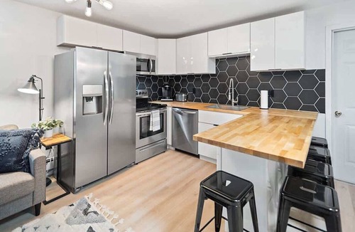 South Hill Apartment | Modern 2 Bedroom with Outdoor Space